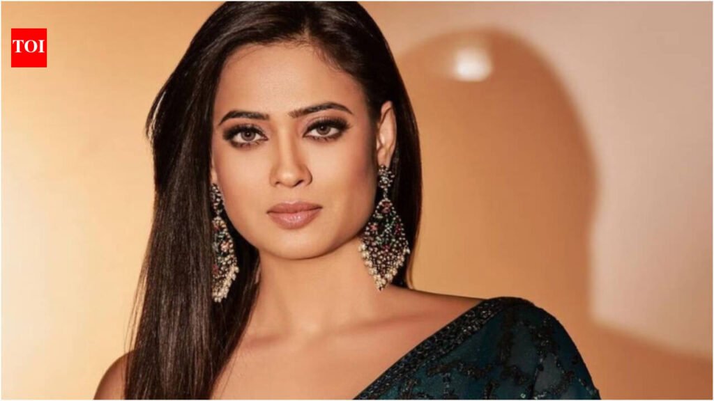 Shweta Tiwari receives apology from online abuser, thanks MNS member for tracking down troll; actress clarifies abusive trolls were not party members