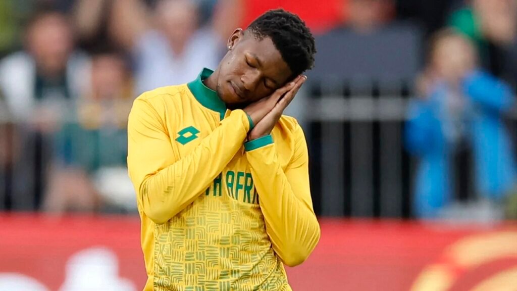 Nqaba Peter in for Tony de Zorzi as SA bat; Kundai Matigimu debuts for Zimbabwe